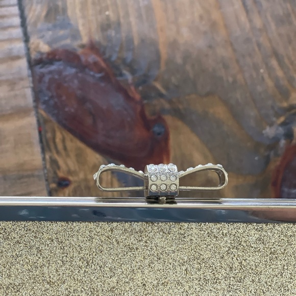 Elegant Silver Clutch with Chain Strap - Picture 4 of 6